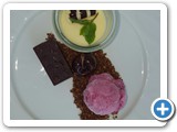 Dessert(Variation von Zartbitterschokolade und Kirsche-Ganache,Streusel,Eis und Panna Cotta)